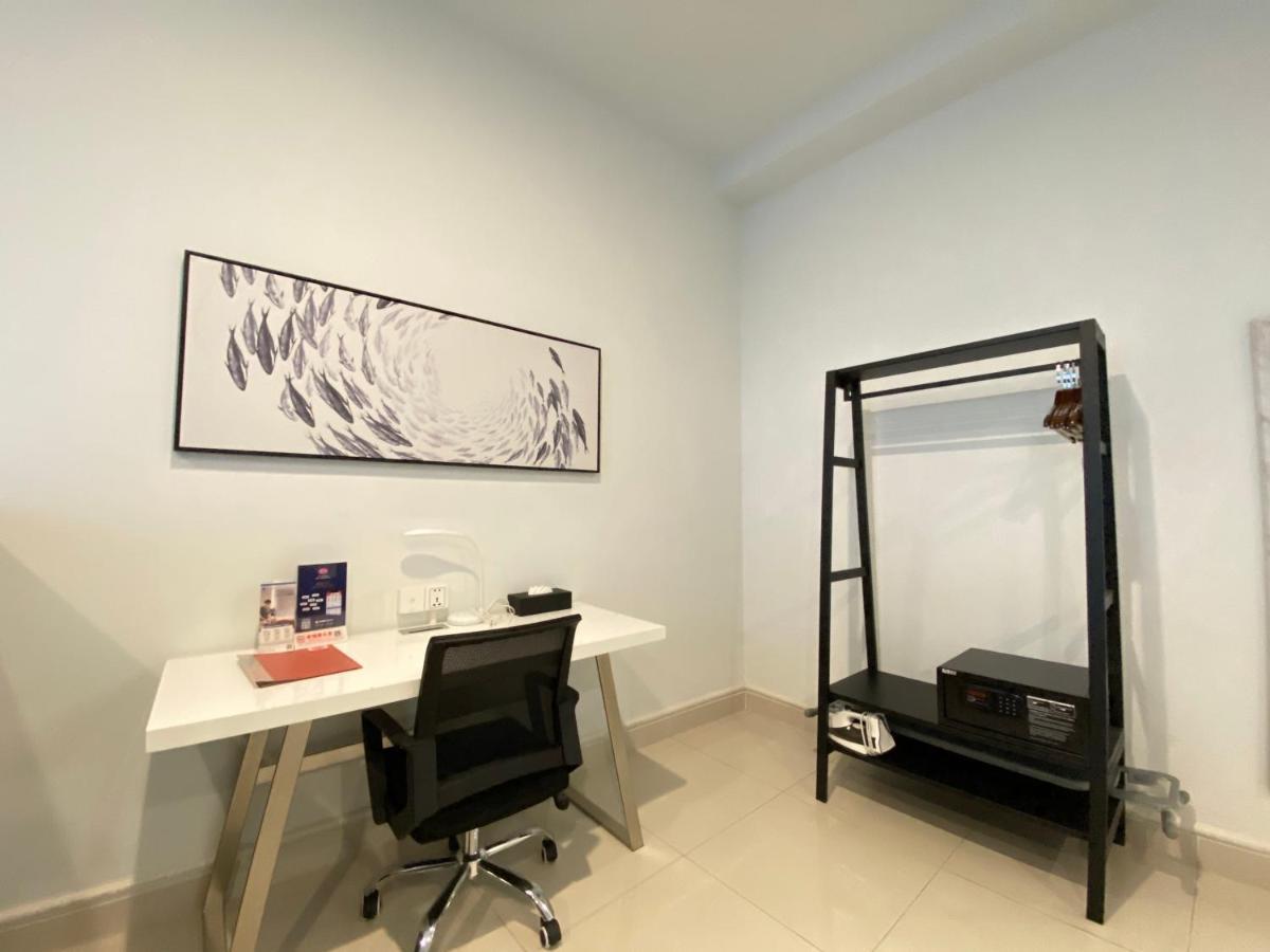 The Bridge Club Hotel Phnom-Penh Buitenkant foto