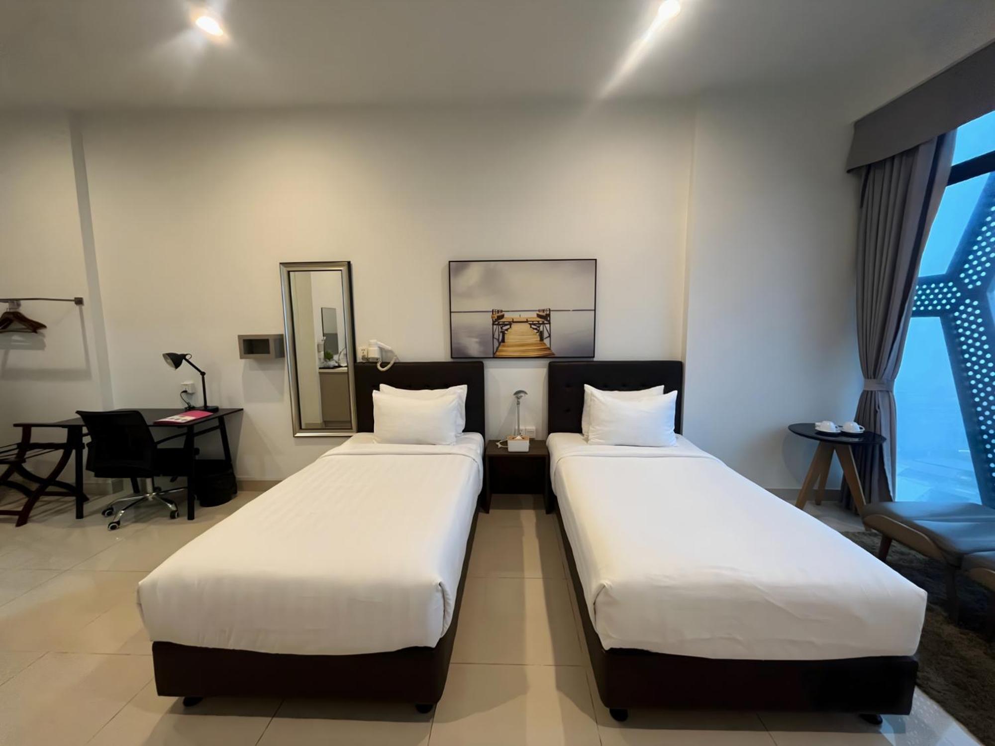 The Bridge Club Hotel Phnom-Penh Buitenkant foto