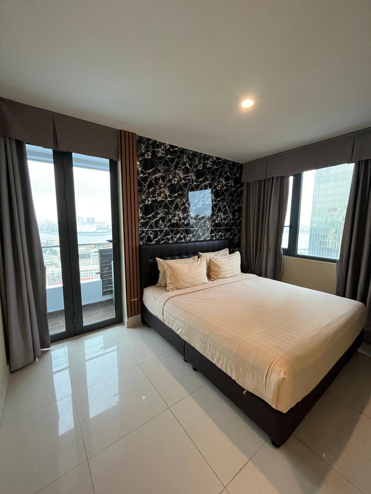 The Bridge Club Hotel Phnom-Penh Buitenkant foto