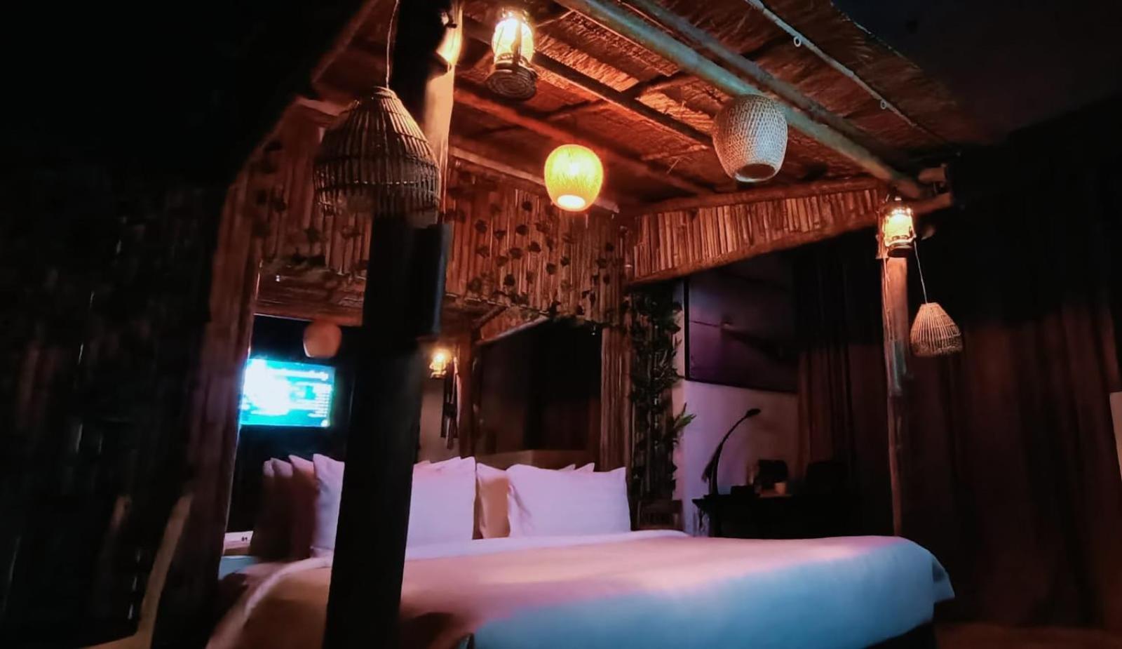 The Bridge Club Hotel Phnom-Penh Buitenkant foto