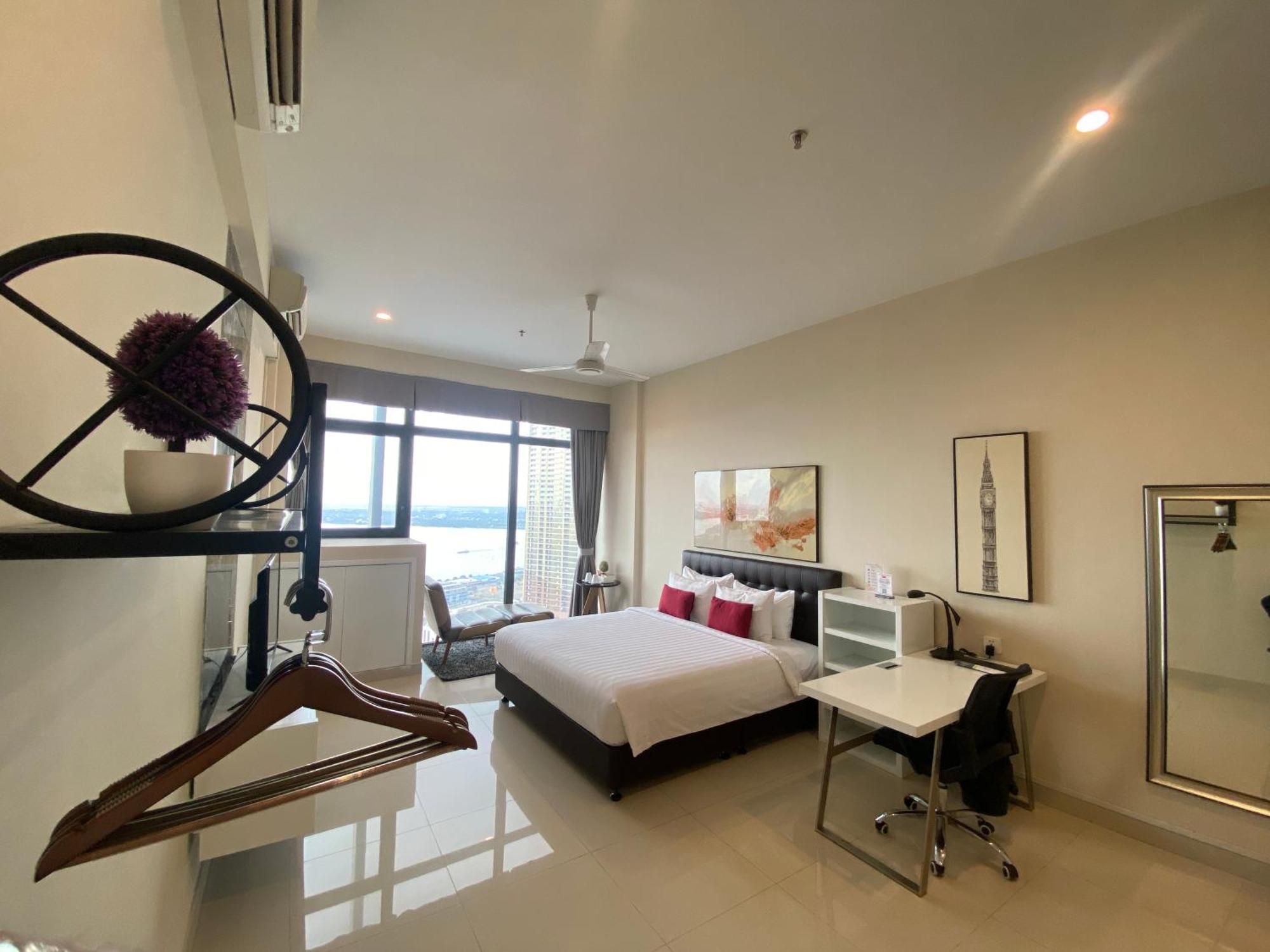 The Bridge Club Hotel Phnom-Penh Buitenkant foto
