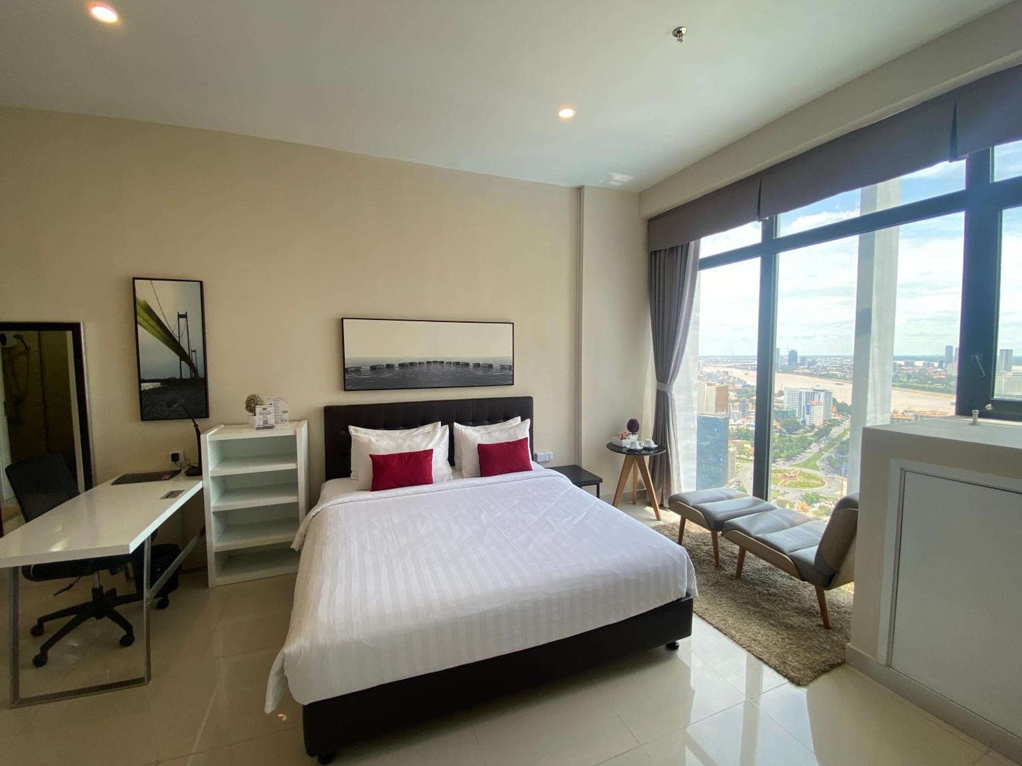 The Bridge Club Hotel Phnom-Penh Buitenkant foto