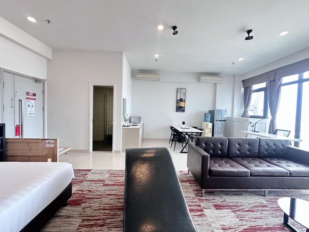 The Bridge Club Hotel Phnom-Penh Buitenkant foto