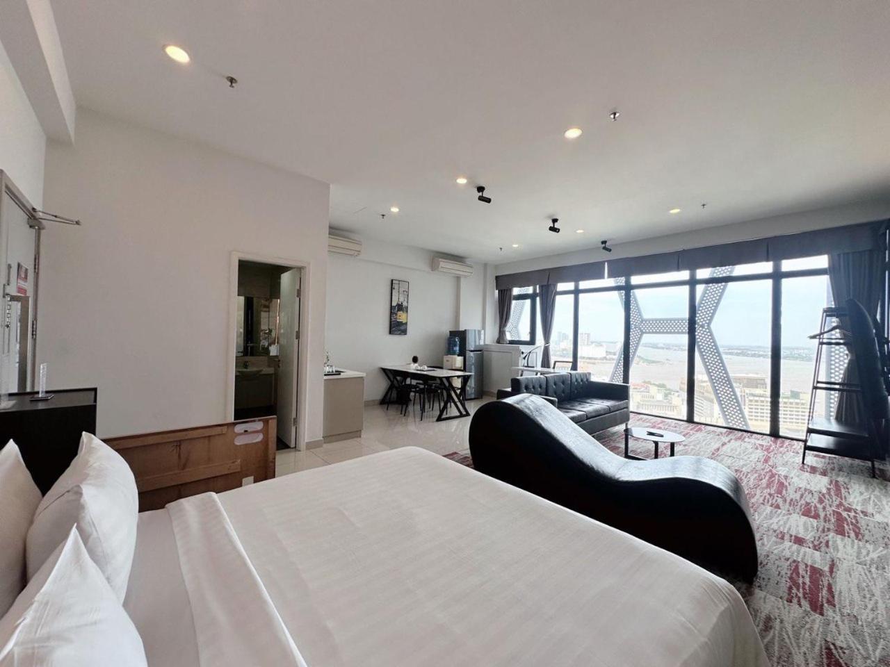 The Bridge Club Hotel Phnom-Penh Buitenkant foto