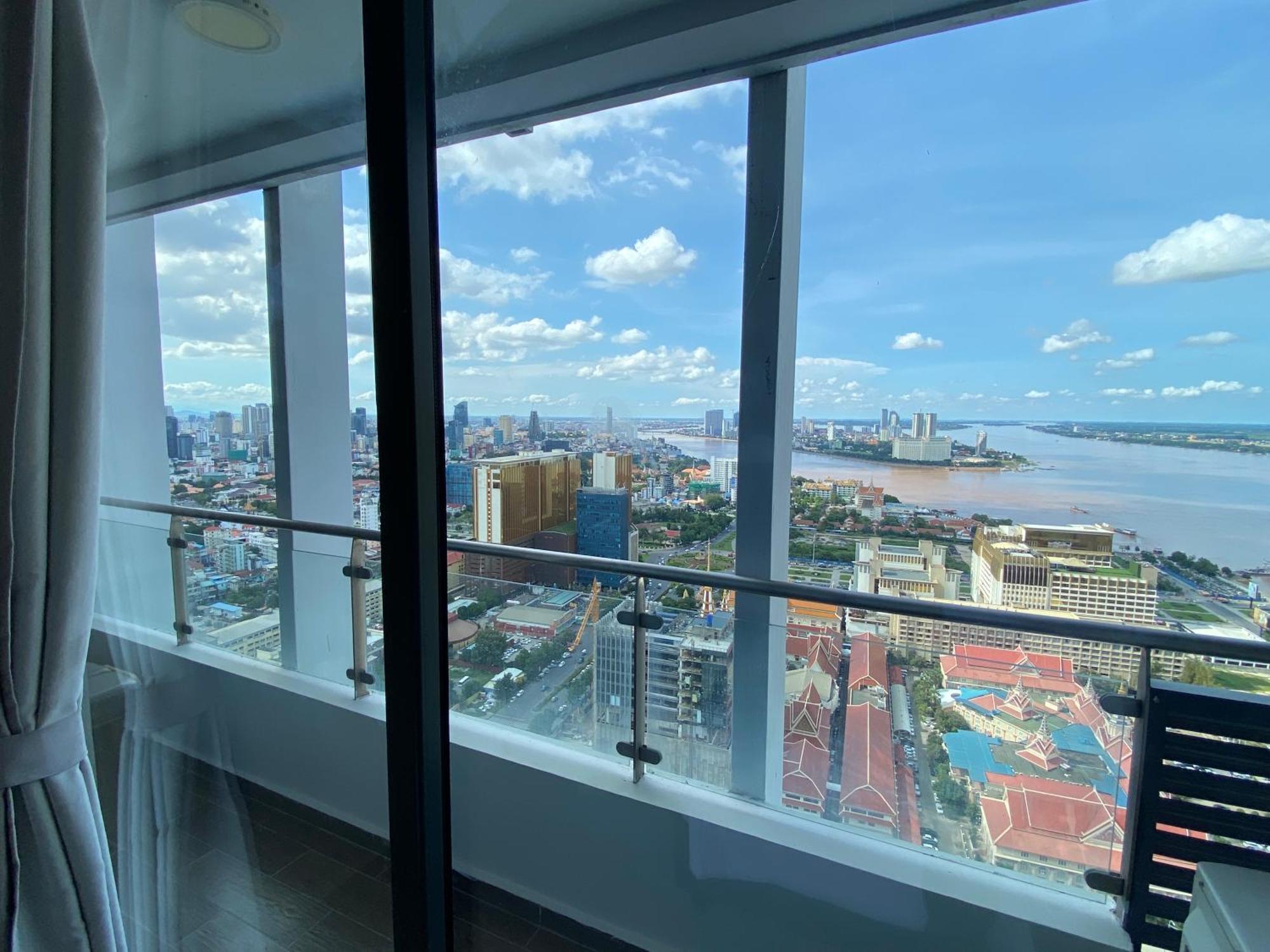The Bridge Club Hotel Phnom-Penh Buitenkant foto