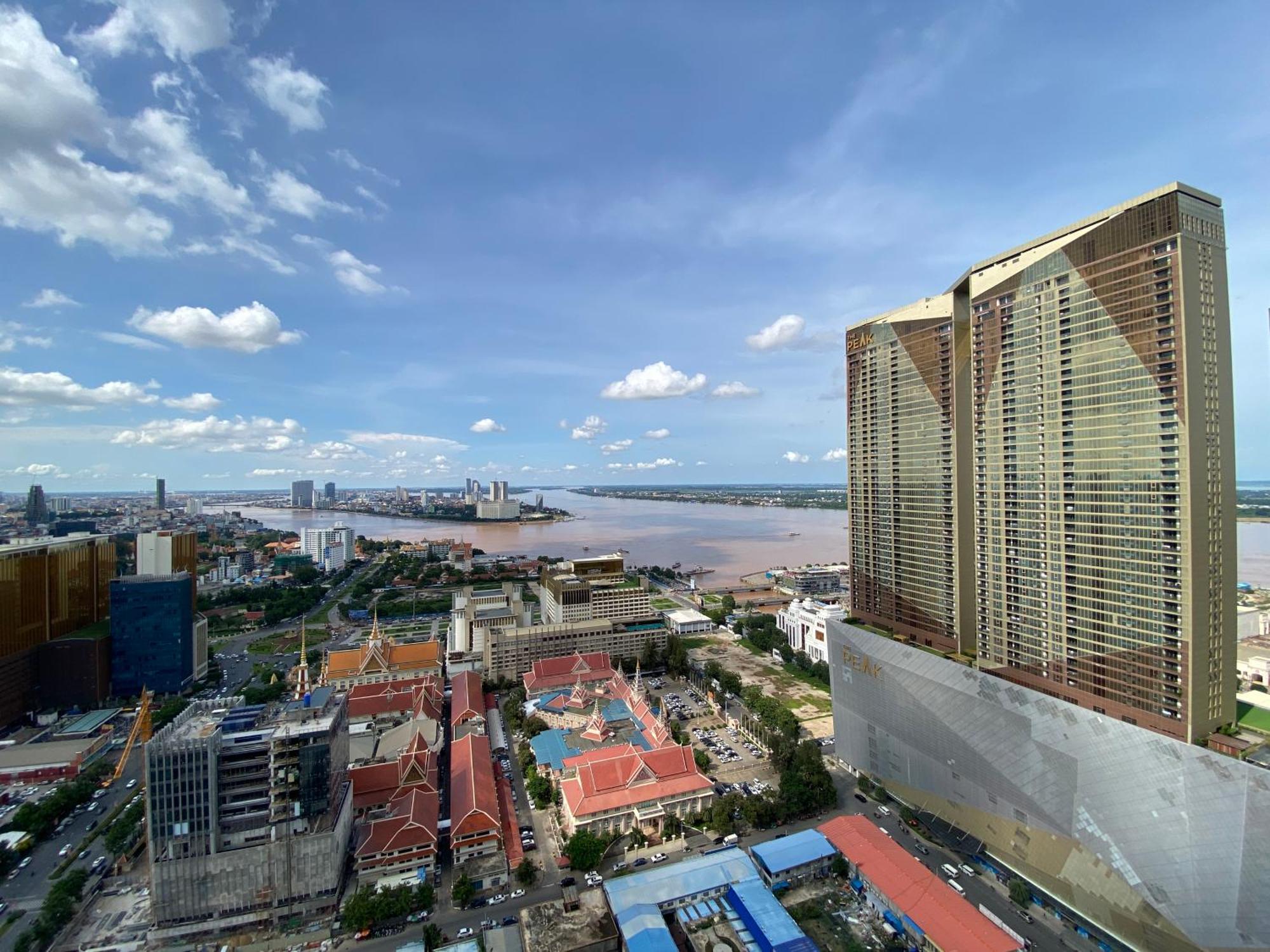 The Bridge Club Hotel Phnom-Penh Buitenkant foto