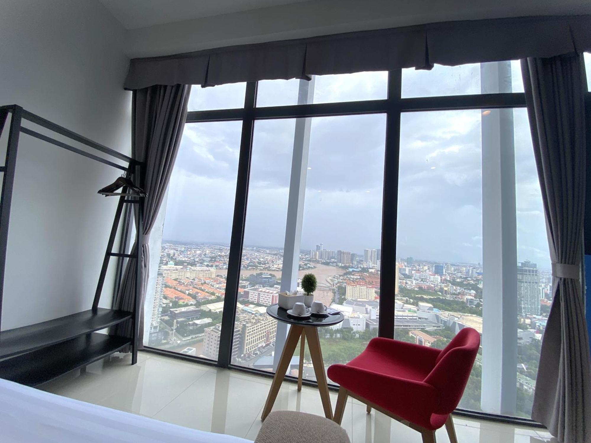 The Bridge Club Hotel Phnom-Penh Buitenkant foto
